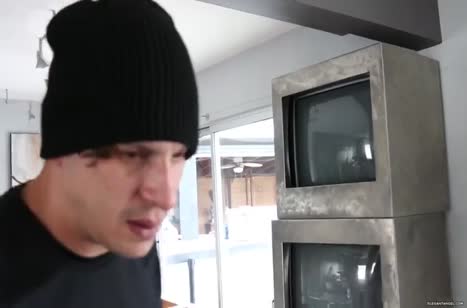 Парень пробрался к соседке и она заставила его трахаться