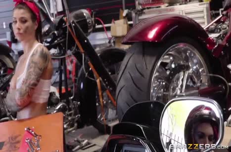 Грудастые байкерши доставляют друг другу удовольствие
