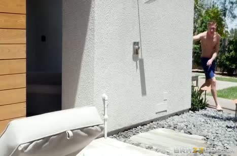 Фитоняшную милфу трахнули на природе большим членом