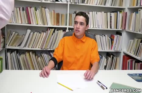 Грудастая телочка соблазняет молодого пацанчика в библиотеке