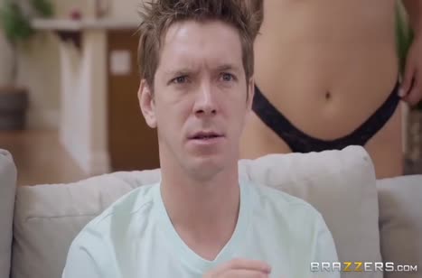 Голая Ashley Adams все же смогла соблазнить заядлого геймера