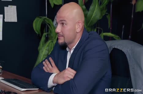 Гламурная сотрудница нашла подход к своему боссу