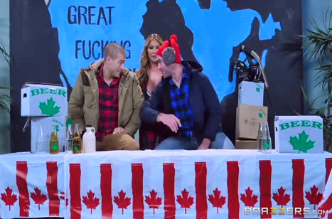 Азиатка решила спор между парнями смачным групповым сексом