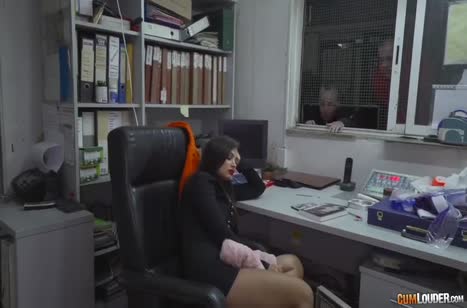 Рабочий смачно прет бухгалтера Susy Gala прямо в цеху