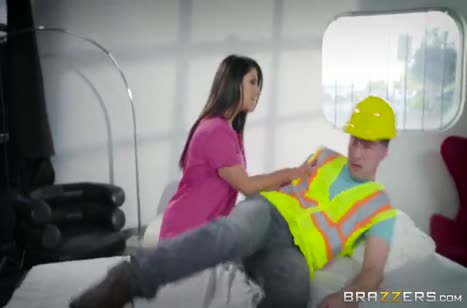 Медсестричка вылечила рабочего жарким сексом