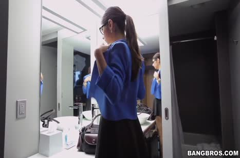 Сисястая бабенка пришла в гости к негру потрахаться