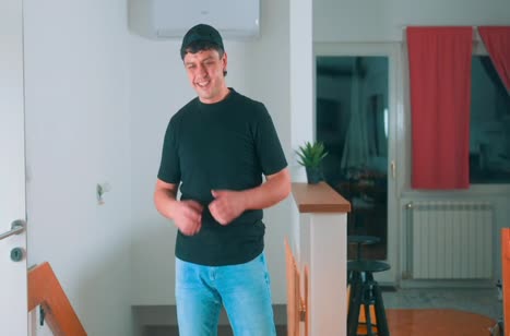 Секси мамка решила перепихнуться с незваным гостем