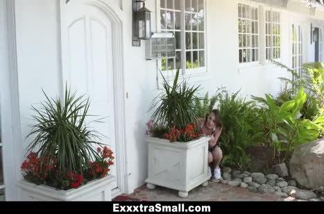 Стеснительная брюнетка согласилась на соитие с негром