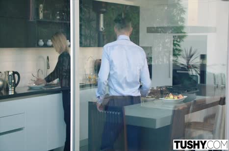 Келси Монро красиво принимает в рабочую попку член