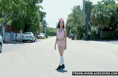 Сексуальная молодка решила пошалить с африканцем