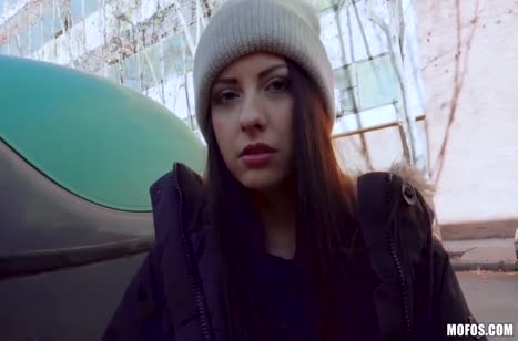 Деваха не стесняется трахаться в анал с парнем на улице