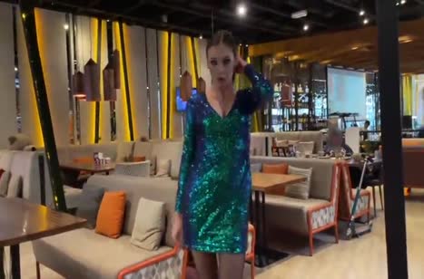 Возбужденная спутница захотела секса в общественном месте