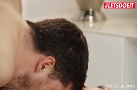 Симпатичная Vika Lita ловит удовольствие от большого члена