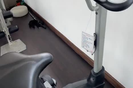 Спортивная попка в шортиках сразу привлекла самца