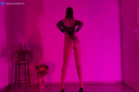 Девочка крутит аппетитной задницей и пристраивается на член