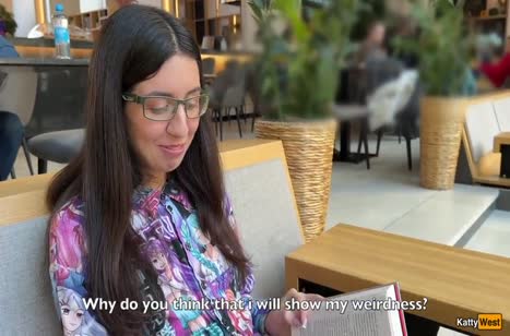 Русская доступная брюнеточка быстро оказалась в постели