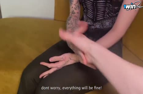 Паренек страстно натягивает русскую девушку на диване