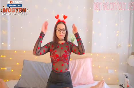 Lolly Lips в секс прикиде замутила домашку