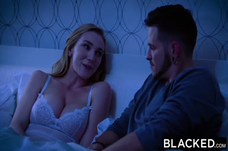 Блондинка променяла бойфренда на секс с негритянкой