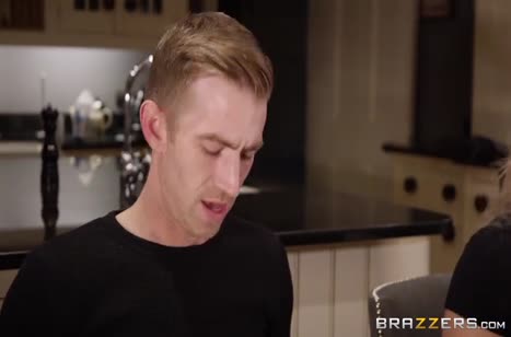 После семейного ужина паренек дрюкнул фигуристую хозяйку