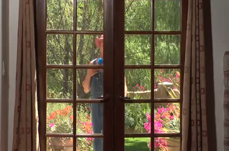 Секси жена Capri Cavanni проводила мужа на работу и позвала в гости соседа