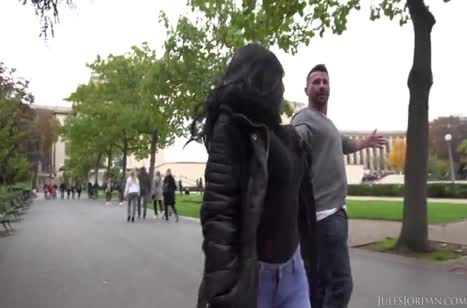 После прогулки мужик привел сочную Canela Skin домой трахаться