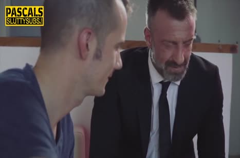 Парни поочередно натягивают девочку с большими буферами