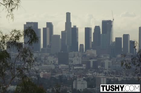 Сексуальная блонди красиво трахается с двумя любовниками