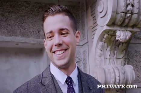 Брюнетка с большой задницей согласилась отдаться двум чувакам