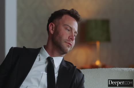 Богатые мужики в костюмах жестко задрюкали блондинку