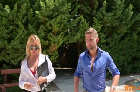 Гламурные блондинки соглашаются на групповуху