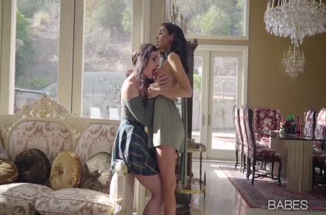 Красивые лесбиянки знатно делают друг другу куни