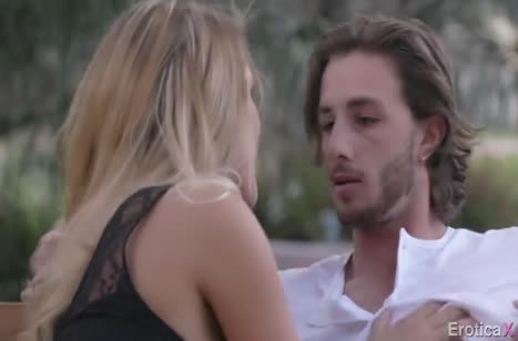 Мужик красиво шпилит August Ames на природе и доводит до оргазма