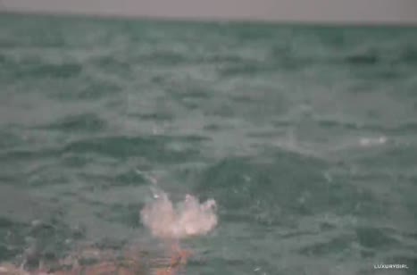 Гламурная Luxury Girl встает раком после бассейна