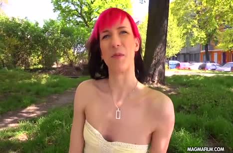 Чувак подцепил стройную шлюшку на улице