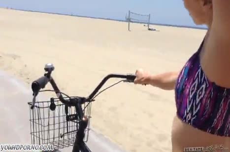 Две девахи быстро перешли от слов к делу