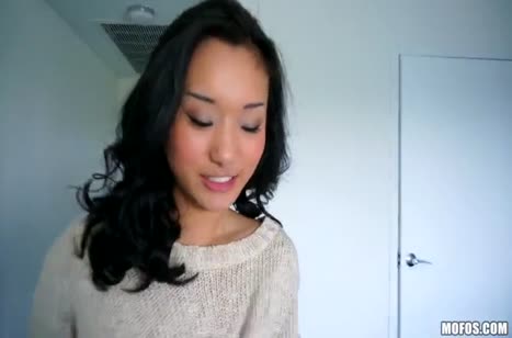 Аппетитная азиаточка Алина Ли заводит друга своей попкой