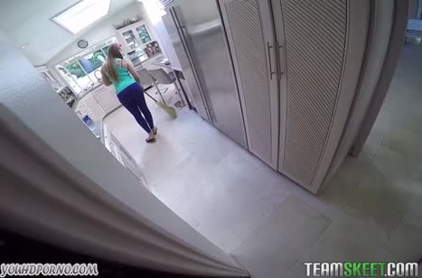 Симпотная домохозяйка в лосинах не против потрахаться