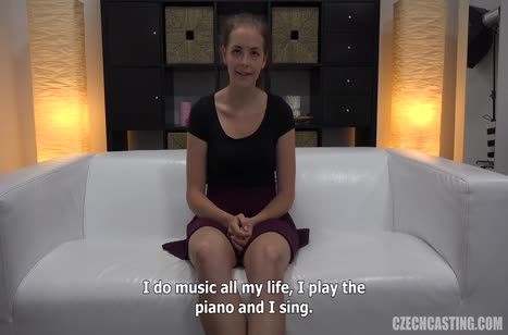 Доступная девка без стеснения раздевается на кастинге