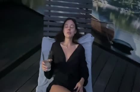 Парочка снимает любительский перепихон у бассейна