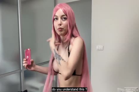 Девочку с розовыми волосами чпокают перед камерой