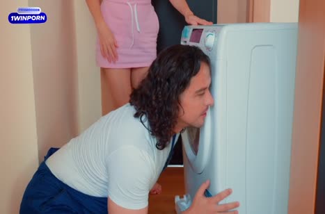 Хозяйка вызвала мастера на дом и начала с ним флиртовать