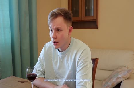 Посадил пьяную деваху на бутылку и потом отодрал ее