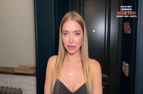 Молодая блонди старательно выполняет отсос перед камерой