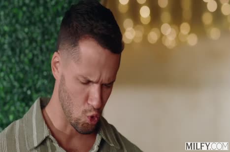 Шикарная рыжая мамочка трахается в попу