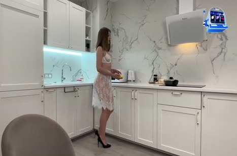 Жена щеголяет на кухне в эротичном белье
