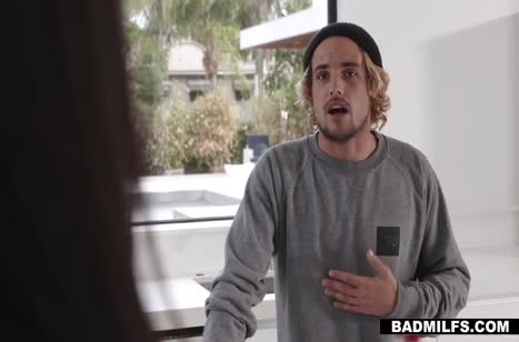 Две брюнеточки затащили на групповуху симпотного паренька