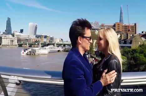 Красивая блонди позирует в нижнем белье и хочет горячего секса