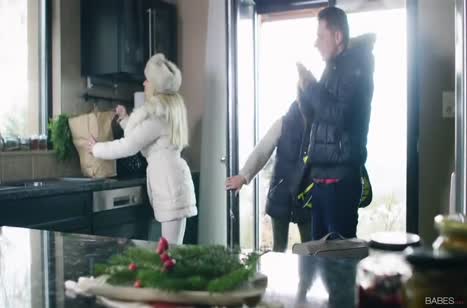 Чтобы согреться после мороза две развратницы решились на групповуху