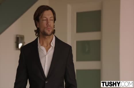 Фигуристая рыжая мадам ловко управляется с членом